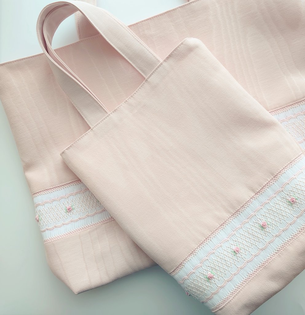 ACocofil's tweet photo. 先日お届けしたシューズバッグとレッスンバッグ
可愛いのでまた作りたい
#スモッキング刺繍
#入園入学準備
#レッスンバッグ https://t.co/9FUcmiYFbB