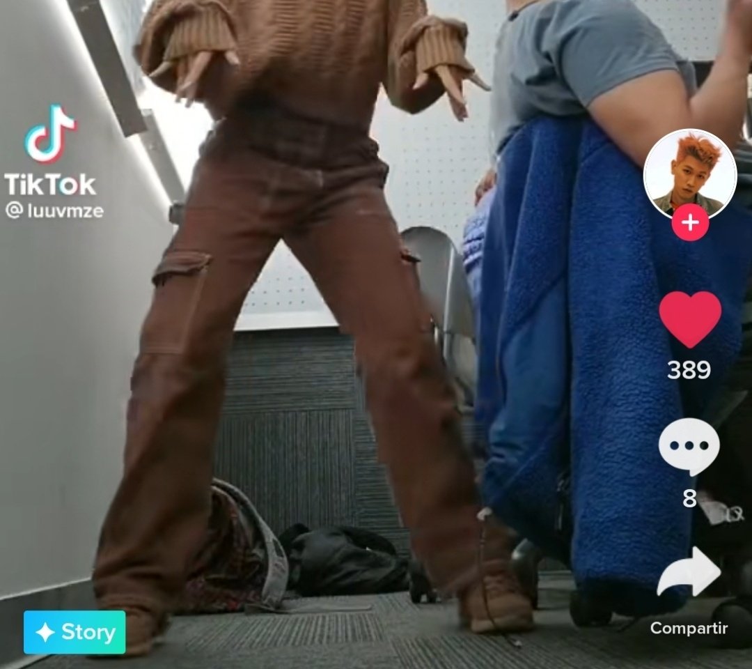 luuvmze's tweet photo. Les cuento q salí en la historia de Crush, bailando Rush Hour :D 

(sale creer q Hobi me vio? :[ valesoñar)
@BTS_twt https://t.co/lkIp48MO6A