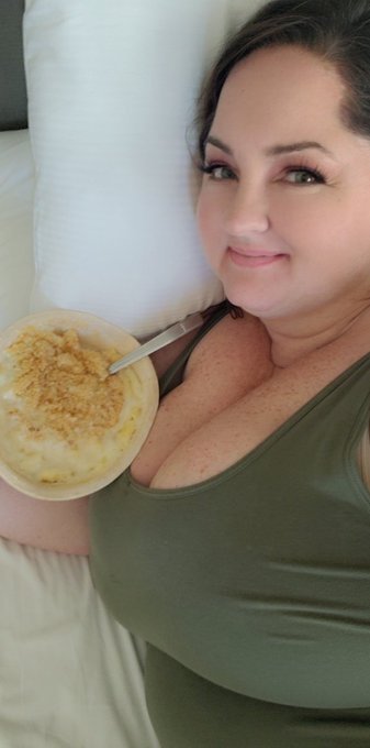 In bed with Marie Calendar 😋  #macncheese https://t.co/Ga3xxuawQ8<a href="/tag/macncheese"class="tags">#macncheese</a>