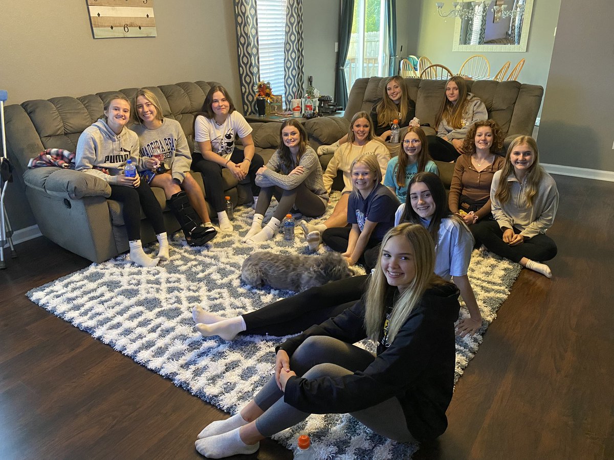 MHSMissCollier's tweet photo. MHS Lady Yellow Jackets gathered for sectional draw! @MorristownHigh @MorristownAD @IHSAA1 https://t.co/dZRwyCeo23