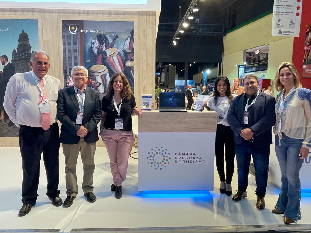 CamturUruguay's tweet photo. Participando en @feriadeturismo con @Uruguay_Natural en stand junto al Ministro @Tabareviera el Dir. Nal de Turismo @roquebaudean junto a Ma Julia Fernández Coord de Promoción, @aledelia2011 Secretario Delvair Amarilla pro Tesorera, Lucila Providente @CamturUruguay https://t.co/qItQ55FnKq