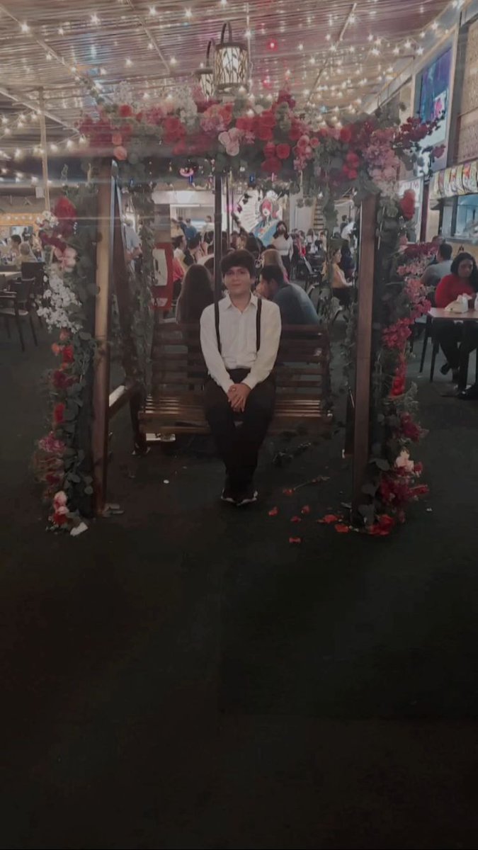 Jose Andres Adrian Fierro (@jose_adrian2401) on Twitter photo #PeripateticosLemas <a href="/vcalderonLEMAS/">Víctor Hugo Calderón</a> hace unos días visité La Cuadra, viendo tanta gente con su familia/amigos charlando me recordó a Kierkegaard al nombrar que tu identidad no está determinada. Nosotros podemos elegir mediante nuestras decisiones con los demás. #PeripateticosLemas <a href="/vcalderonLEMAS/">Víctor Hugo Calderón</a> hace unos días visité La Cuadra, viendo tanta gente con su familia/amigos charlando me recordó a Kierkegaard al nombrar que tu identidad no está determinada. Nosotros podemos elegir mediante nuestras decisiones con los demás.