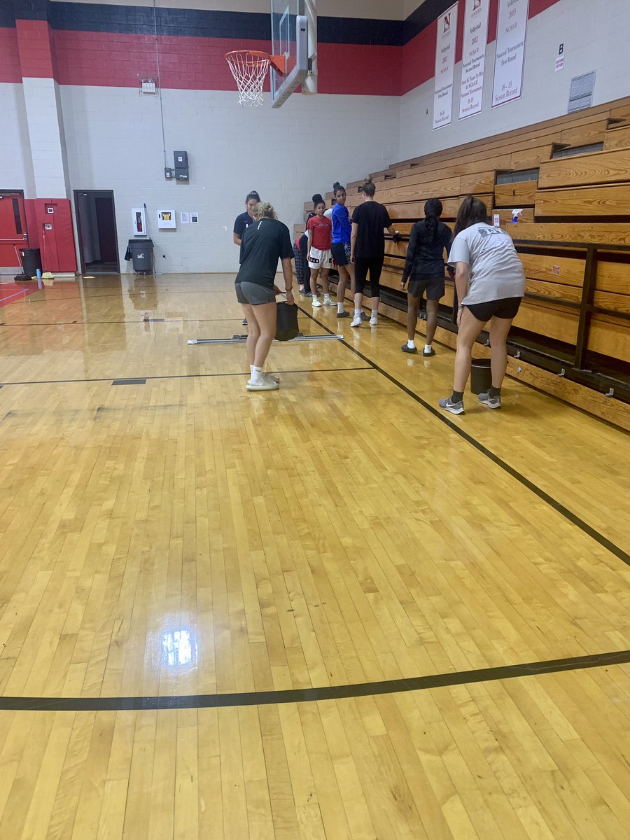 newberry_wbb's tweet photo. Late night cleaning session 🧼🧹 #WeLoveOurGym #TeamBonding #HowlWeek #Wolfpack #StrongerTogether https://t.co/juWjRDab20
