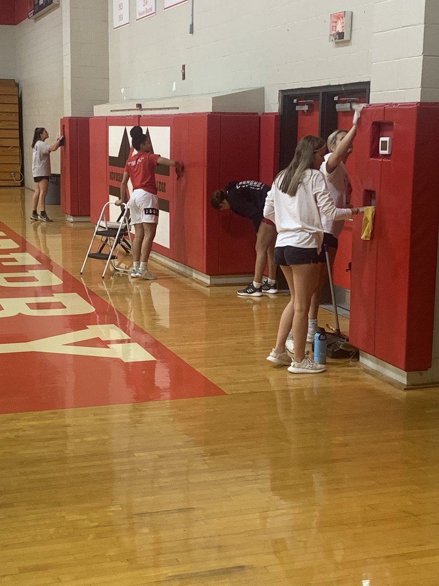 newberry_wbb's tweet photo. Late night cleaning session 🧼🧹 #WeLoveOurGym #TeamBonding #HowlWeek #Wolfpack #StrongerTogether https://t.co/juWjRDab20