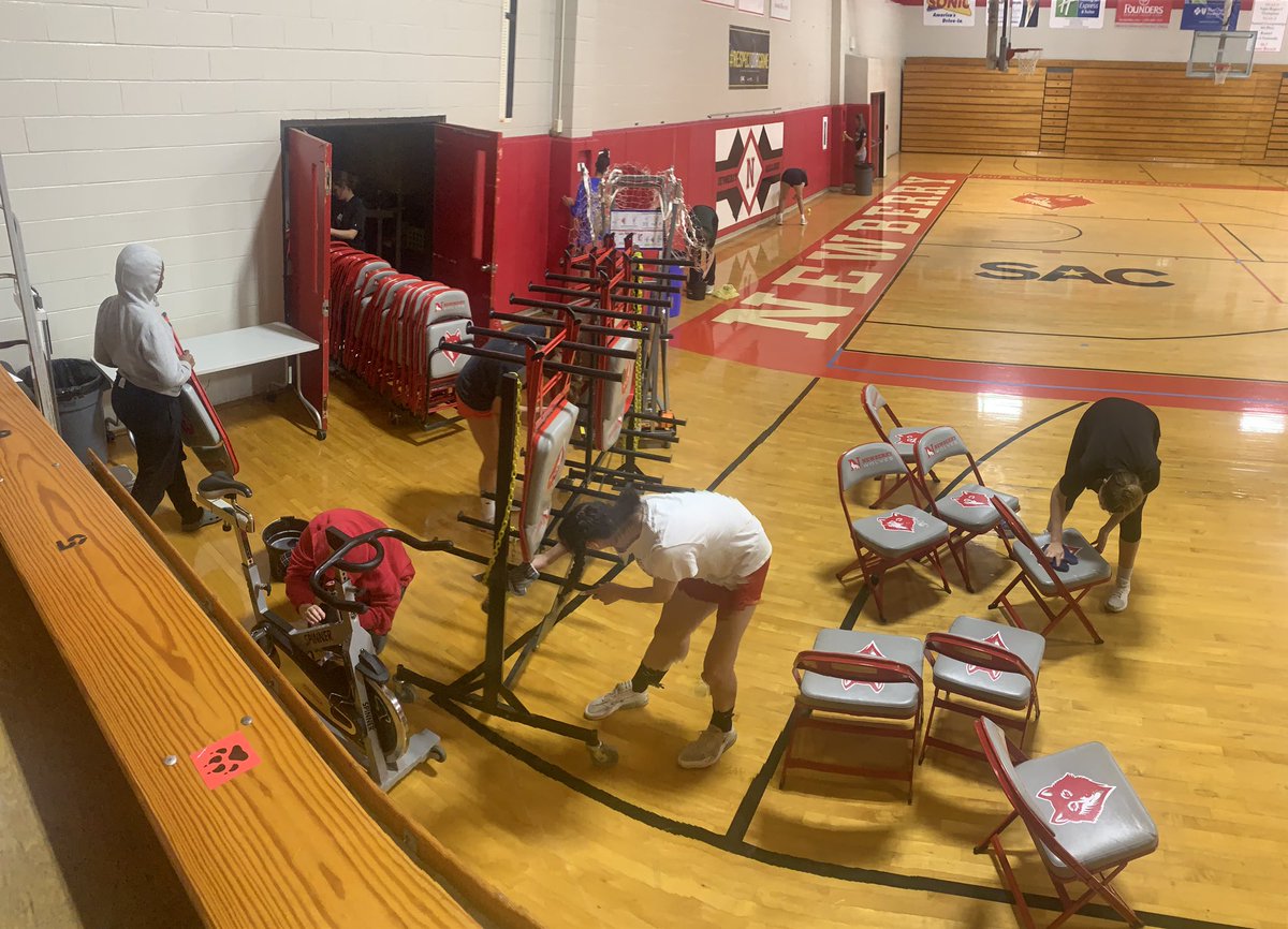 newberry_wbb's tweet photo. Late night cleaning session 🧼🧹 #WeLoveOurGym #TeamBonding #HowlWeek #Wolfpack #StrongerTogether https://t.co/juWjRDab20