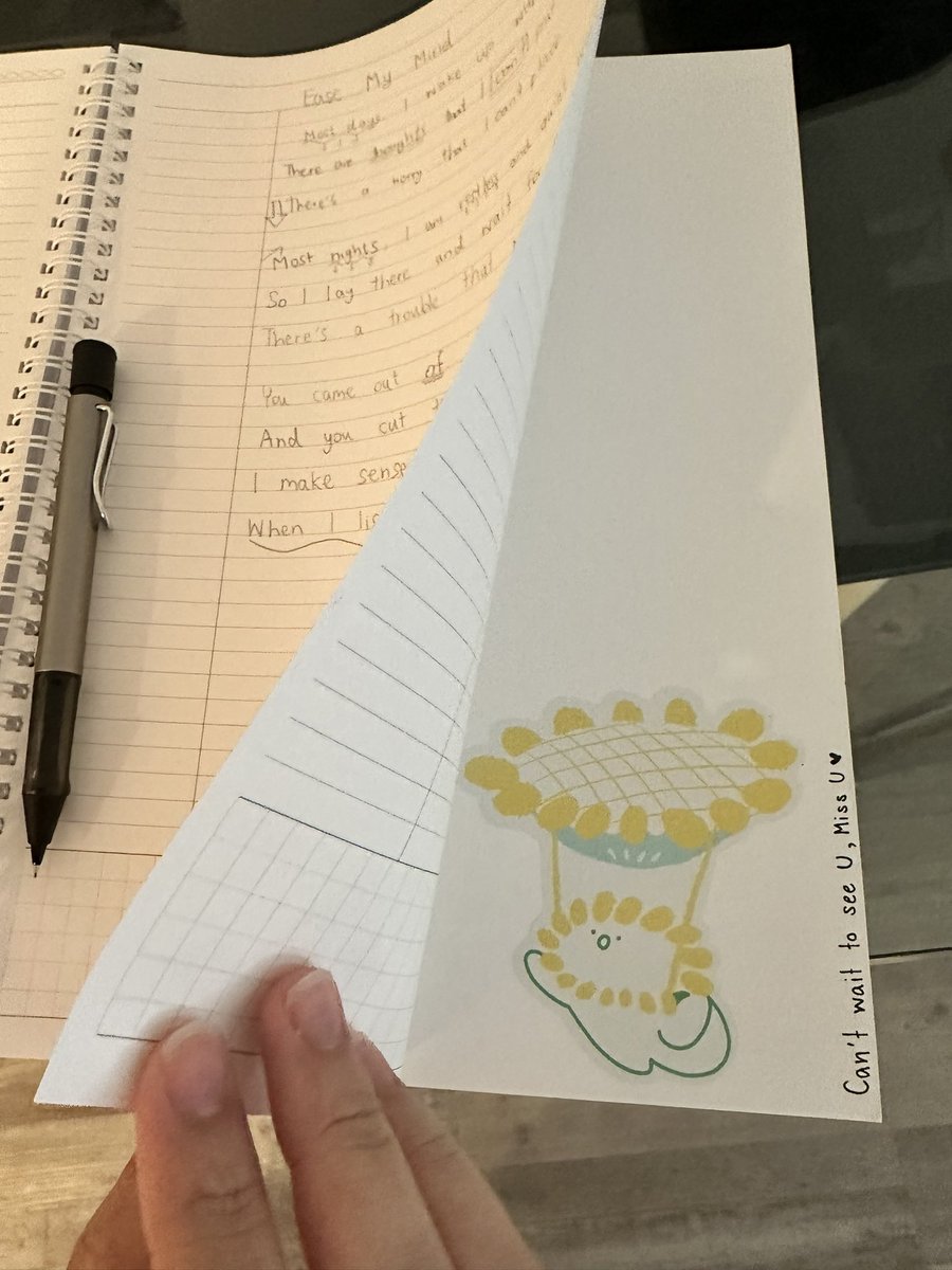 วันนี้มาร์คจดเนื้อเพลงจากหน้าหลัง ได้เจอสติกเกอร์ด้วยครับ 🌻