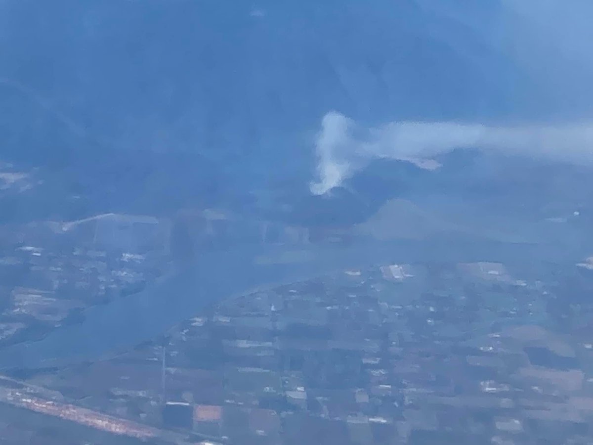 RyanVoutilainen's tweet photo. And a closer view of the #Minnekhada #ForestFire in #Coquitlam #BC taken from #AC116 taken by my partner @whykillkenny https://t.co/FgBmZeKK5i