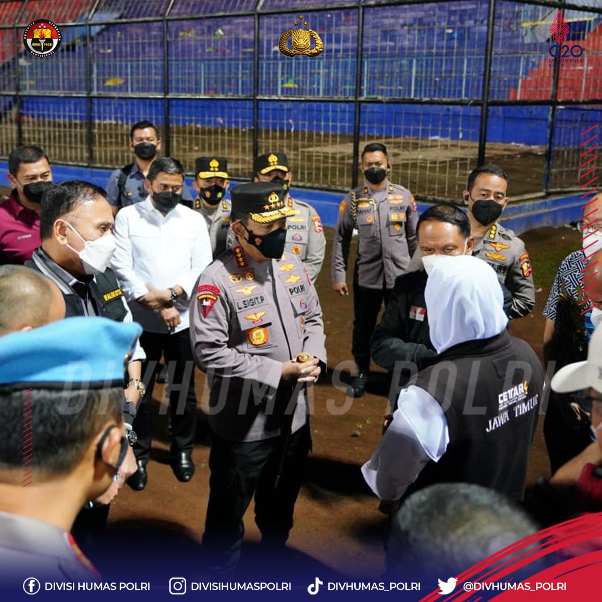 DivHumas_Polri's tweet photo. Kapolri Tegaskan Akan Usut Tuntas Tragedi di Stadion Kanjuruhan 

Kapolri Jenderal Polisi Drs. Listyo Sigit Prabowo. M. Si., meninjau lokasi terjadinya kerusuhan suporter di Stadion Kanjuruhan, Malang, Jawa Timur, Minggu (2/10). https://t.co/FMfyxd9goQ
