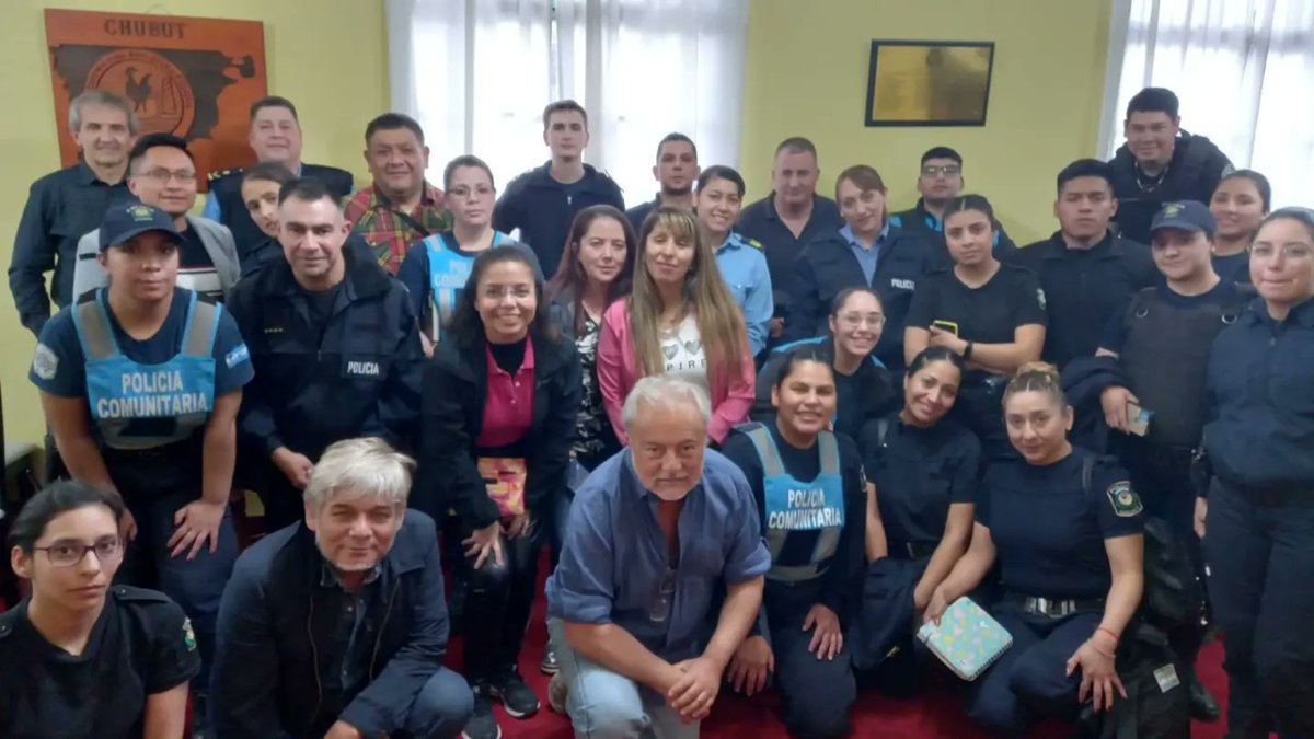 bullyingperu's tweet photo. Entrenando a la Policía Comunitaria de Comodoro en Gestión de Conflictos. #CICSTEP #NuestraCasa https://t.co/bSB8MeIPSD