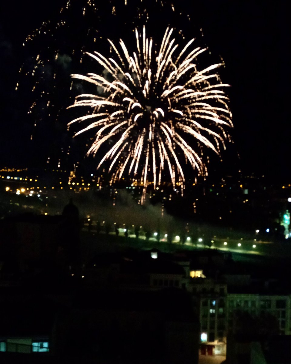 gemma_quer's tweet photo. Castell de Focs de cloenda de les #FestesdelaTardor2022 de #Lleida. https://t.co/mmcXdIzWF6