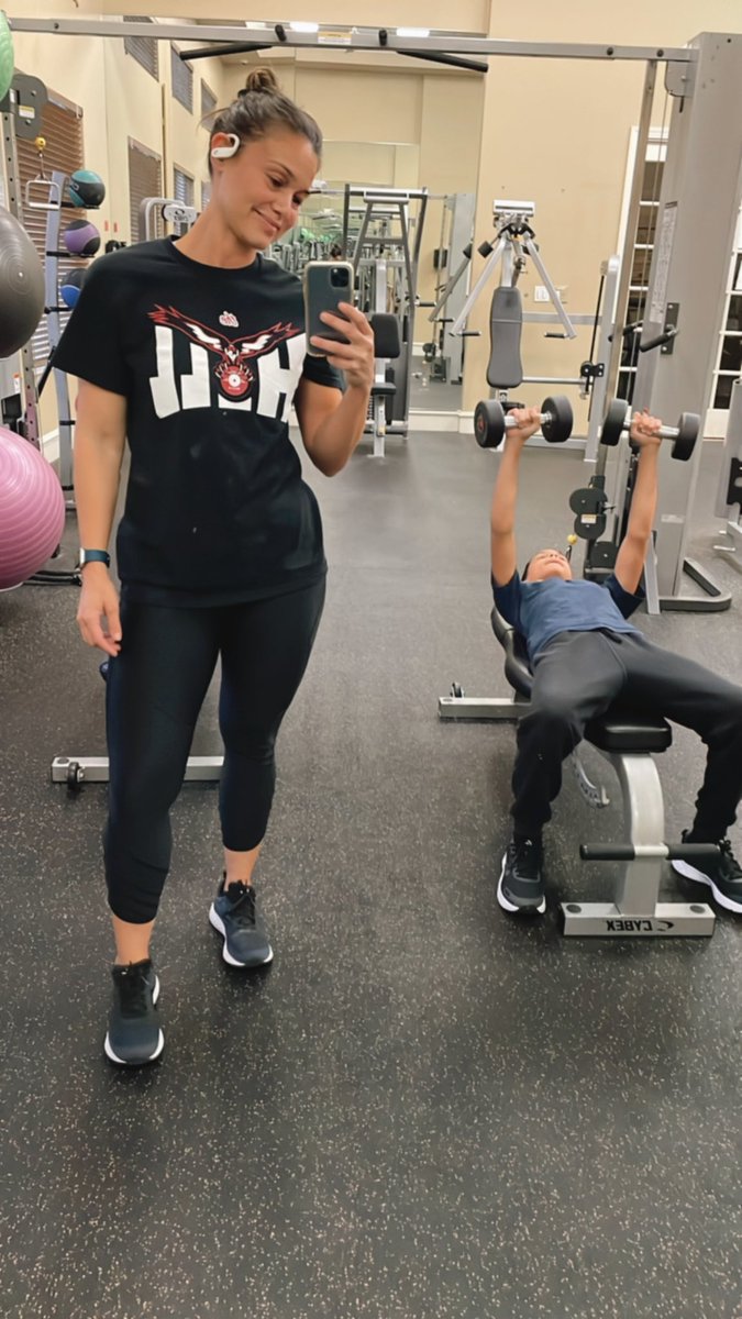 Working out has become our fav family pass time 🏋️‍♀️ So glad they picked up this habit 💪🏽
Todays tee: representing The Hill #LadieswhoLift #dontforgettowarmup