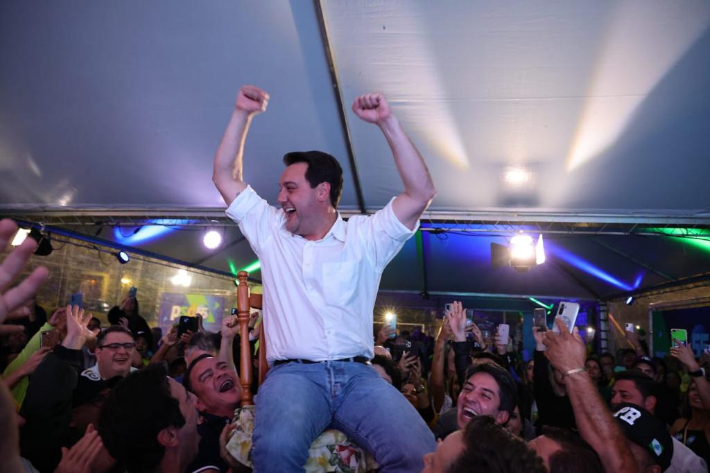 ratinho_jr's tweet photo. Obrigado, Paraná, por mais uma vez acreditar em um pé vermelho, sonhador. Que orgulho poder continuar fazendo esse Paraná que transforma, inova e segue em frente! https://t.co/SSLGm7seRi