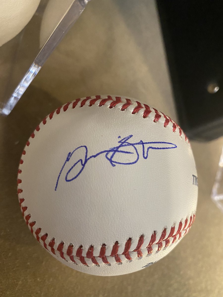 weze2's tweet image. Hey what’s up everybody. Can I get some help with who these autographs are?