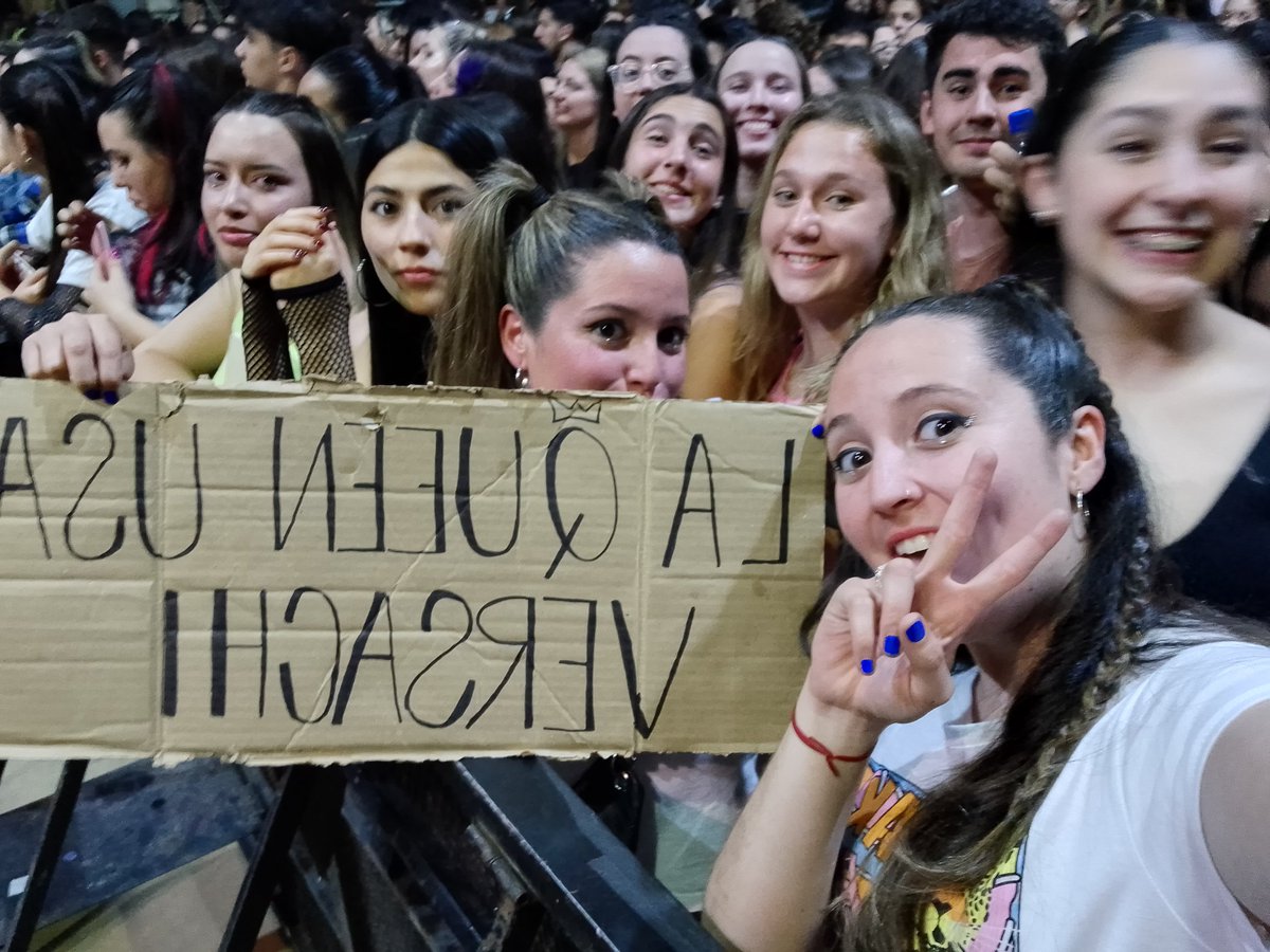vaaalenso's tweet photo. #VERSACHI    @emimernes_ https://t.co/3YCGinZ0YP