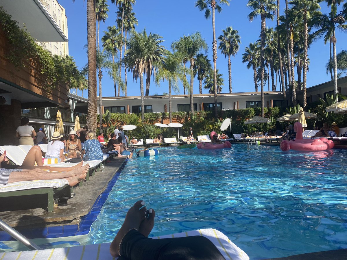 stylesbymion's tweet photo. I’m back in LA to cover a story I pitched for our October special, that I now get to co-produce. The shoot is tomorrow. But for now I’ll take in this much needed vitamin D🌴. Thanking God I’m living the life I prayed and worked so hard for. https://t.co/s8xmCWoESr