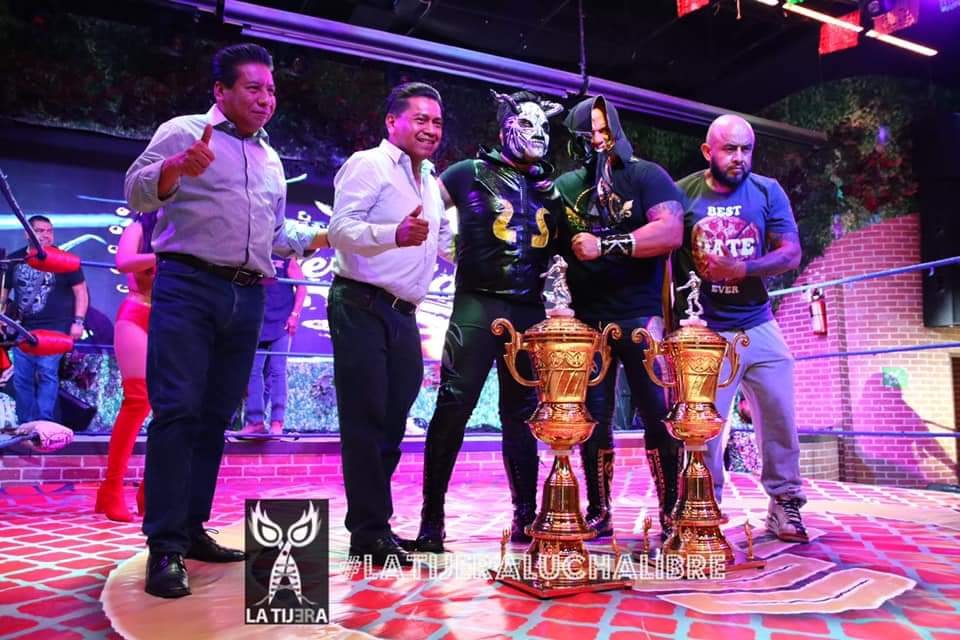 LaTijeraLucha's tweet photo. En una batalla en triangular de parejas, las #CopasHalconLucha son para la dupla de #DestructorExtreme y #Camelus, quienes reciben de manos del Presidente de la Comisión de Lucha Libre, el #Fantasma sus trofeos al dar cuenta de #CachorroDeGuerra y #Epidemia... https://t.co/4gLKmG1eAz
