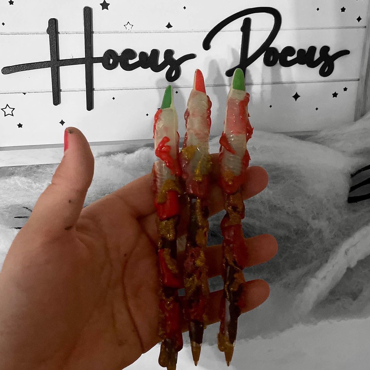 Halloween themed pens added to the shop today! 🎃🕷🕸💀🖤 link in bio #halloween #etsy #etsyshop #halloweenpens #glitter #halloweengifts