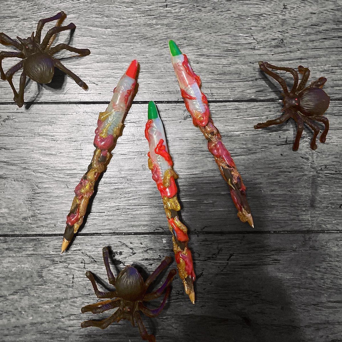 wanderfulmade's tweet photo. Halloween themed pens added to the shop today! 🎃🕷🕸💀🖤 link in bio #halloween #etsy #etsyshop #halloweenpens #glitter #halloweengifts https://t.co/T8OSdpYGm2