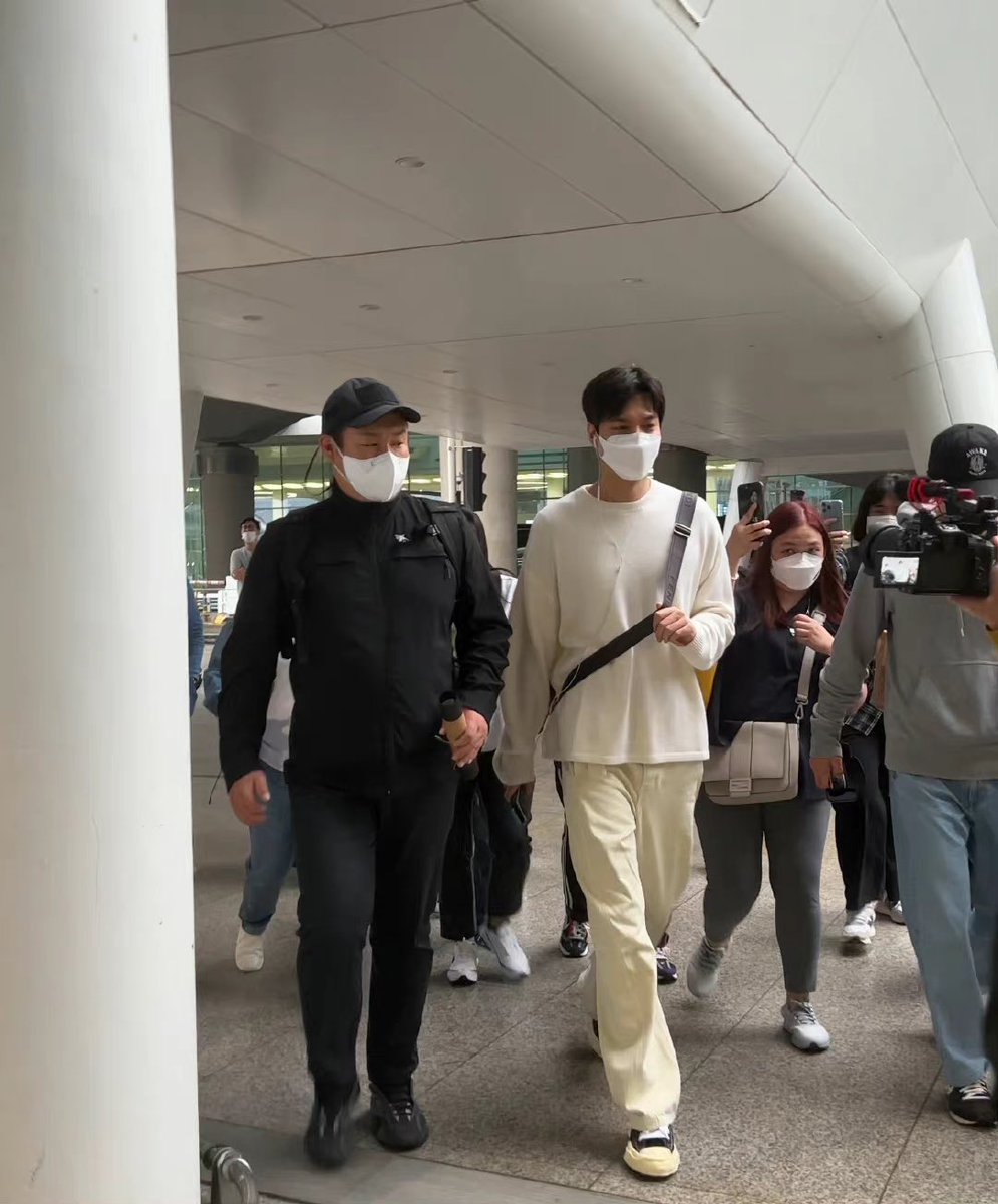 20221003 <a href="/ActorLeeMinHo/">Lee Min Ho</a> safely landed at Incheon Airport From Malaysia 

Cr : As per tagged