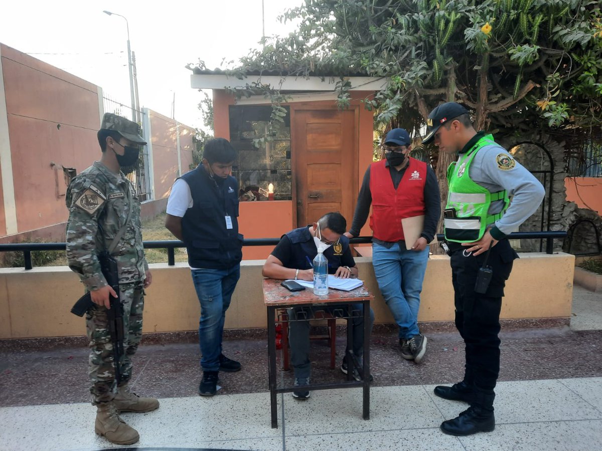 FiscaliaPeru's tweet photo. En #Ica,la fiscalía reportó intervención de 7 ciudadanos durante jornada electoral por incurrir en presuntos delitos electorales en zonas #LosAquijes, #Parcona, #SalasGuadalupe e #Ica.Detenidos se encuentran en las respectivas comisarias sectoriales #NoCometaeDelitosElectorales🗳 https://t.co/AC9Ek3UYqF