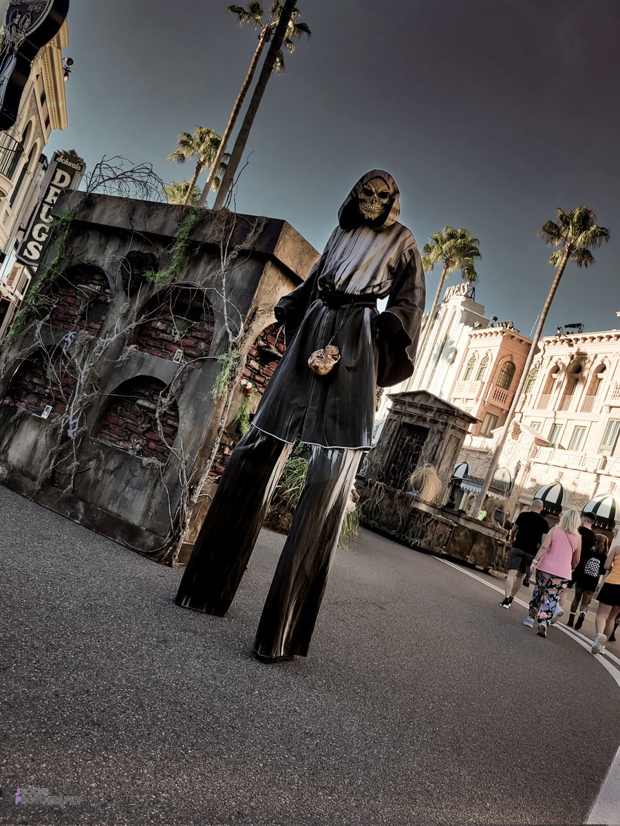 𝖞𝖔𝖚𝖗 𝖉𝖊𝖒𝖎𝖘𝖊 𝖆𝖜𝖆𝖎𝖙𝖘 𝖜𝖎𝖙𝖍𝖎𝖓
#HHN #HalloweenHorrorNights