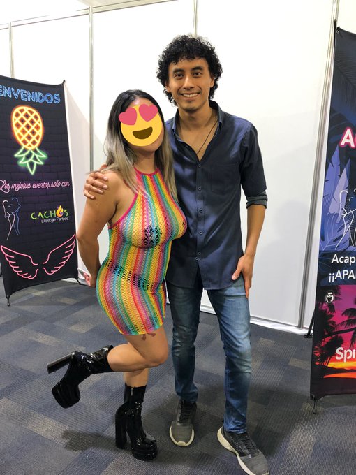 #AquilesBaezta POSTAL con @lachapispetite!!🔥  &iexcl;Por fin nos conocimos! 😉 #Proximamente una COLABORACI&Oacute;N<a href="/tag/aquilesbaezta"class="tags">#AquilesBaezta</a><a class="tags" target="_blank" title="On Twitter" href="/?out=eyJ0eXAiOiJKV1QiLCJhbGciOiJIUzUxMiJ9.eyJpYXQiOjE3MjA5NzEzNjcsImlzcyI6InR3cG9ybnN0YXJzLmNvbSIsIm5iZiI6MTcyMDk3MTM2NywiZXhwIjoxNzUyNTA3MzY3LCJyZWRpcmVjdF91cmwiOiJodHRwczovL3R3aXR0ZXIuY29tL2xhY2hhcGlzcGV0aXRlIn0.qFpfPHZ8S7x6ETQB7UOSHSm6o6rVldR746omLicdHBK1mqxKuDZV_sbpX9k9D7KGL8bRDUD6pQ_IEBhN-FLLVA">@lachapispetite</a><a href="/tag/proximamente"class="tags"><span>#proximamente</span></a><a href="/tag/pornomexicano"class="tags"><span>#pornomexicano</span></a><a href="/tag/creadoresdecontenido"class="tags"><span>#creadoresdecontenido</span></a>