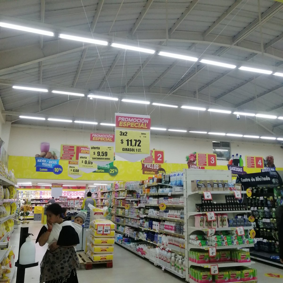 dianysole's tweet photo. @MegaSantaMaria Buenas noches, solicito amablemente revisen bien los precios al pasar por la caja, pues si el cliente no revisa, no aplica.
Esto pasó en Otavalo. https://t.co/7EjHuiPJta