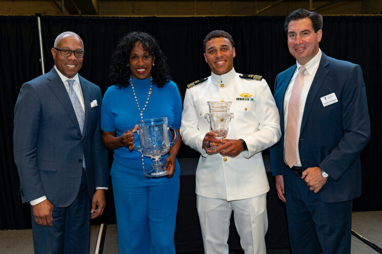 Halftime_Sportz's tweet photo. Jackie Joyner-Kersee (ALL Everything), Collegiate, & High School Athletes recognized at Coach Wooden Citizenship Cup Awards. ESPN Stud, Jay Harris, Jackie Joyner-Kersee, Josh King (U.S. Merchant Marine Academy), Steve Petyerak (ABW) #ABW @athletes_better #Recognizingtalent https://t.co/75N997LuZZ