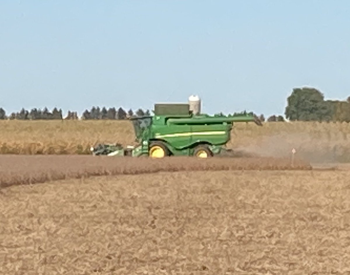 JasonV_SWAG's tweet photo. And so it begins.  Plots are off and running in Chatham-Kent. @SWAgromart #harvest2022 https://t.co/bJOHof2Dai