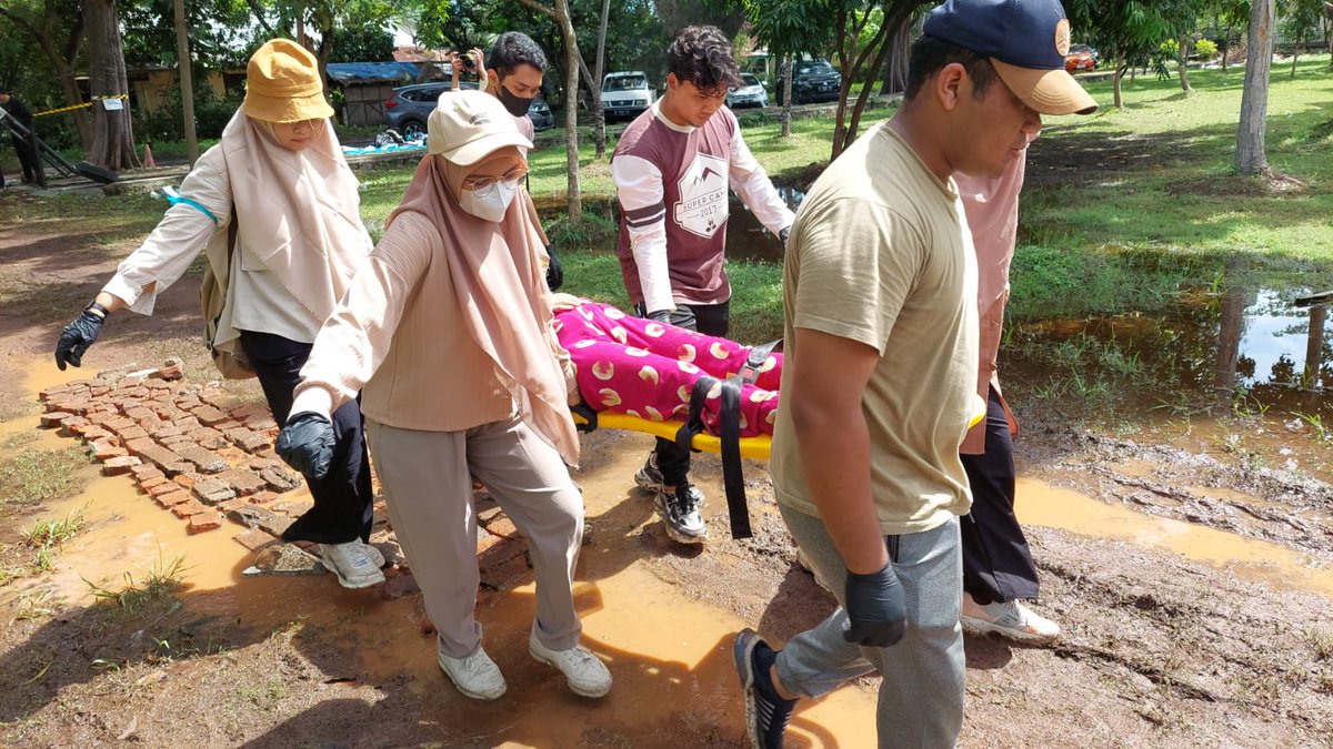 rosariaindahzak's tweet photo. A beautiful #interprofession collaboration, between medical, nursing, dentistry, and psychology students @univ_syiahkuala! Hope this #disaster #drill has a long lasting effect on their career @MedEdBot @iloveaceh https://t.co/xE6YaHWEAE