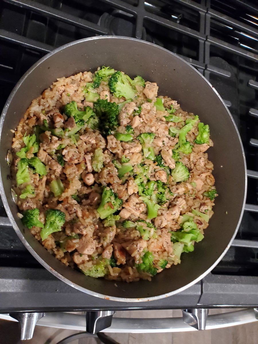 Justspazed's tweet photo. Cheesey chicken rice and broccoli on tonight stream chef spaz is killing it https://t.co/sMwqnMriFn