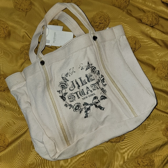 CarrollArezu's tweet photo. So good I had to share! Check out all the items I'm loving on @Poshmarkapp from @LynfiniteFinds #poshmark #fashion #style #shopmycloset #sfglow #jessicasteele #jillstuart: https://t.co/4Fkua2K2rv https://t.co/lwHBlSVUdH