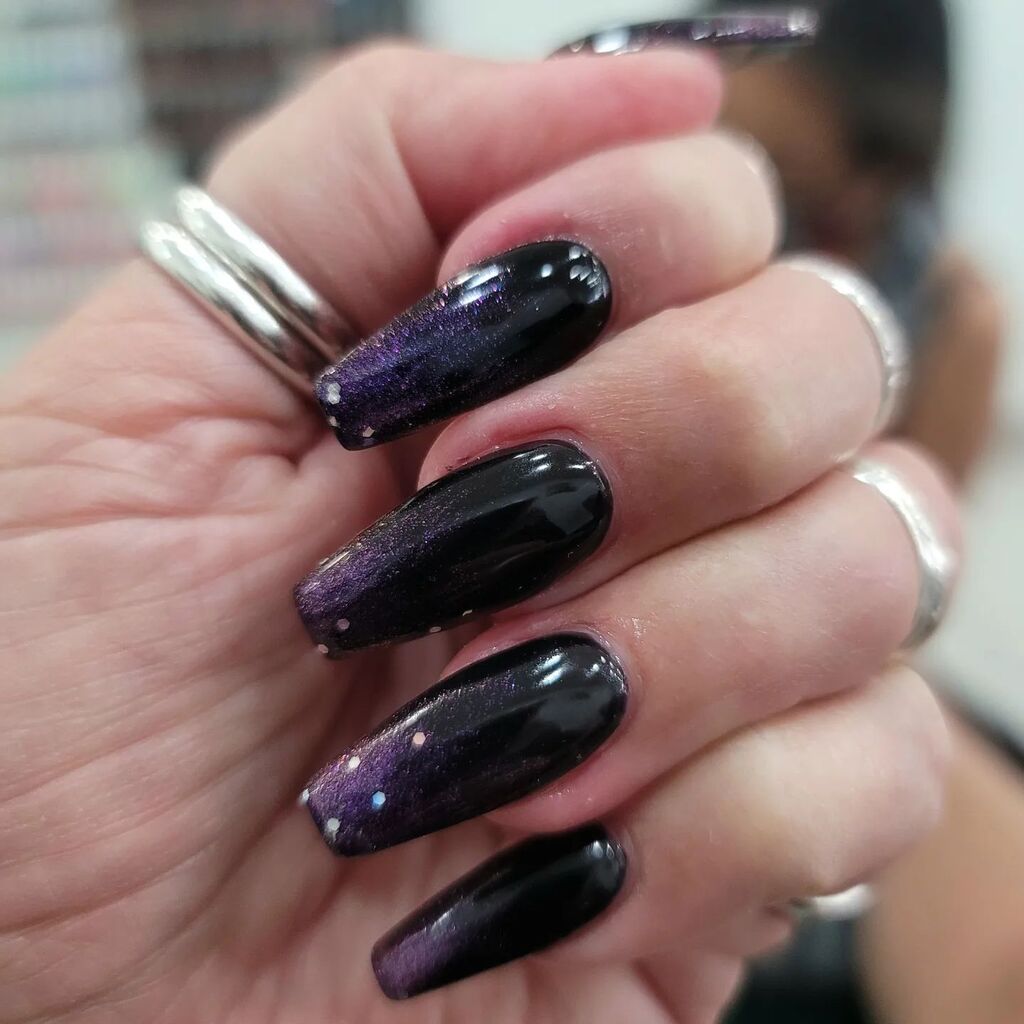 NatalieHilverda's tweet photo. My current manicure 💅🏽 ❤️ I was going to get glow in the dark gel polish but fell in love with this combo of black gel polish with Jelly Gel Glitter polish. The glitter polish goes on translucent then turns purple on the black base 🤯  Eva did it as a… https://t.co/nWESIzxzg1 https://t.co/LsI3YuwvHK