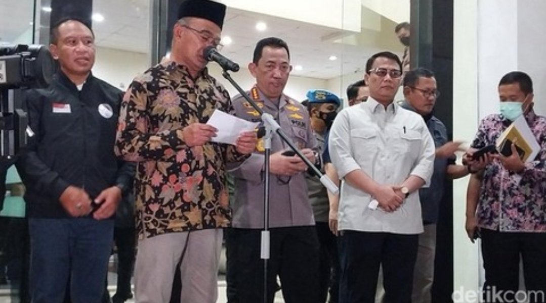 Pemerintah resmi menyampaikan hasil akhir pendataan tragedi Kanjuruhan.

🗣️"Hasil akhir dari korban yang sudah diverifikasi semua pihak yakni ada 448 korban (323 luka, 125 meninggal)."

🗣️"Dengan penjelasan ini saya harap tidak ada lagi spekulasi," (Muhajir Effendy).

📝 Detik