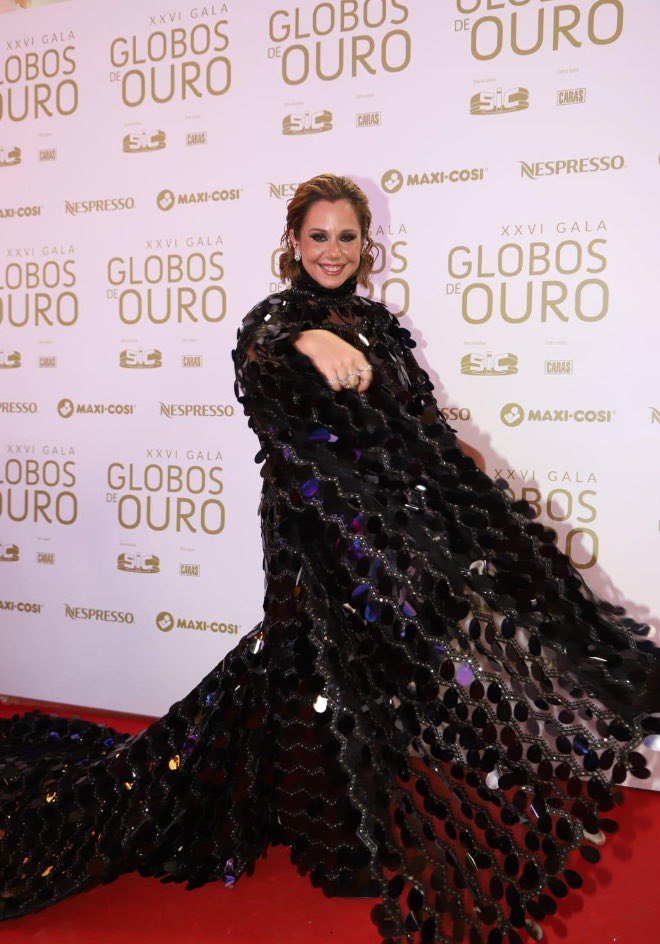 "Atenção que isto parecem lantejoulas, mas são bolotas."
#globosdeouro