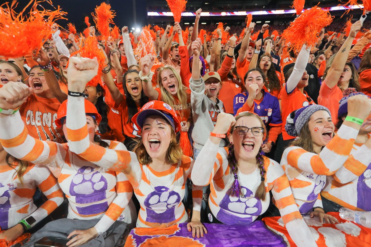 that night game energy in college football>>>