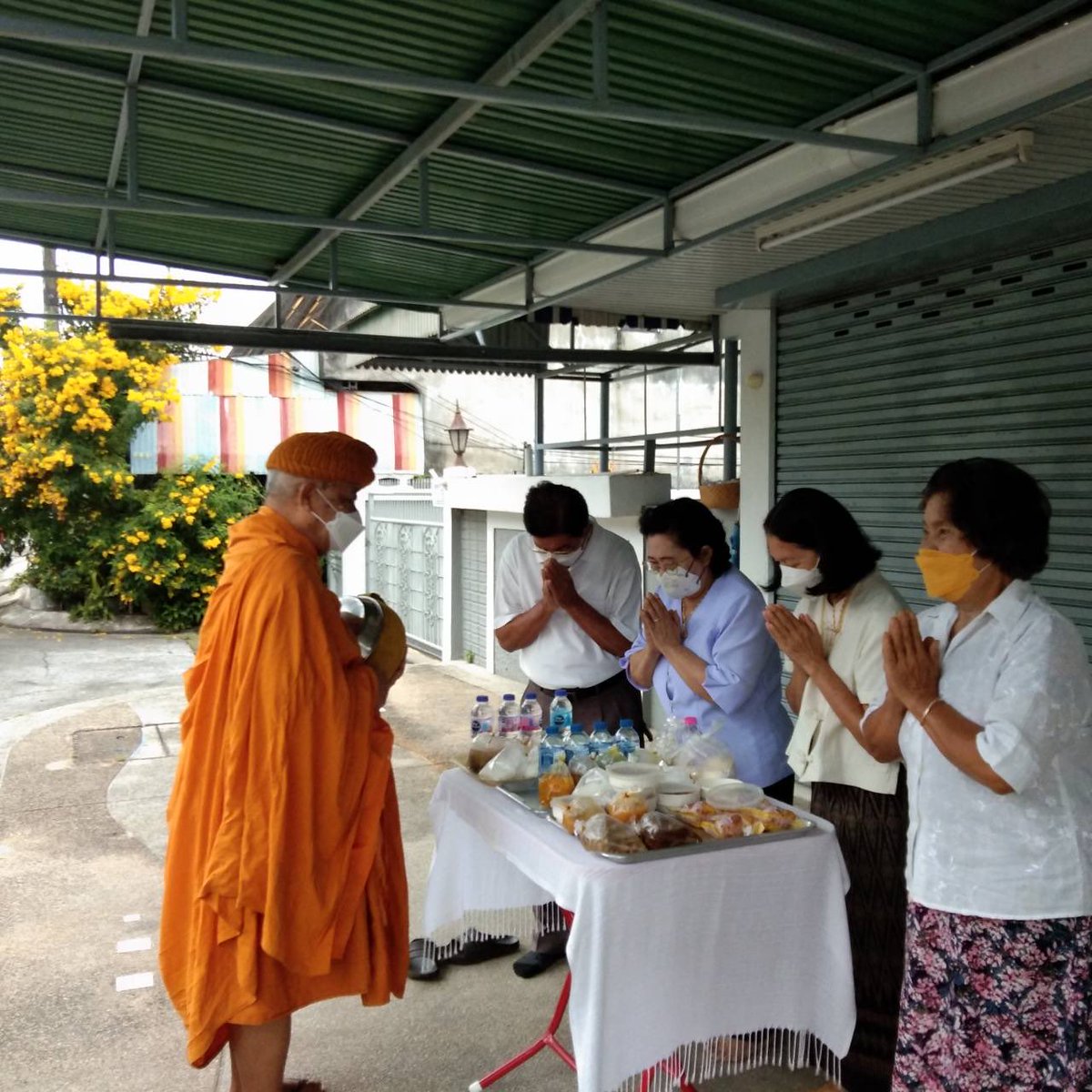 Psanitwong's tweet photo. ยถา วาริวหา ปูรา ปริปูเรนฺติ สาครํ
เอวเมว อิโต ทินฺนํ เปตานํ อุปกปฺปติ.
ห้วงน้ำที่เต็ม ย่อมยังสาครให้เต็มได้ฉันใด,
ทานที่ให้แต่โลกนี้ ย่อมสำเร็จแก่ผู้ละไปแล้วฉันนั้น.
( พุทฺธ) ขุ. ขุ. ๒๕/ ๑๐.

พุทธพจน์ ทาน #วันนี้วันพระ #วันพระ #mom #today https://t.co/IGSTntb3OT
