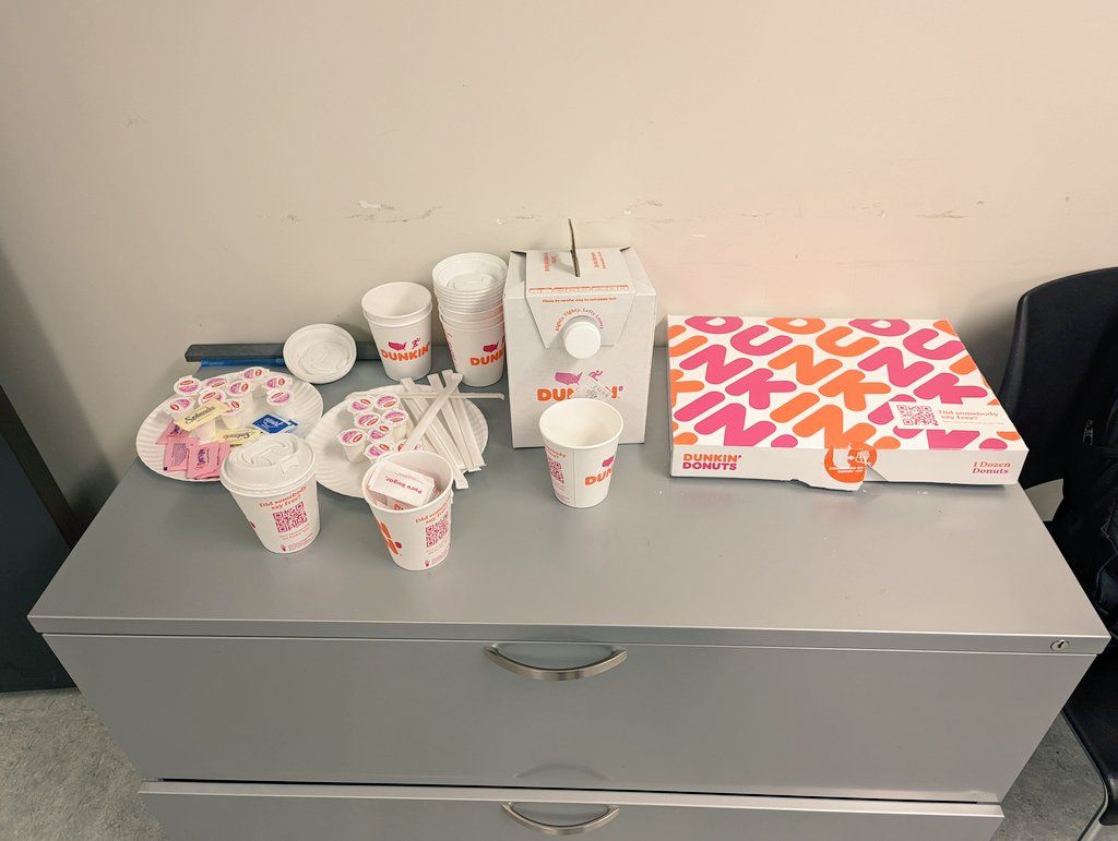 RubyMelanie's tweet photo. I'm really going to miss this place and my wonderful coworkers 😭 not pictured the CASHHHH coworkers gave me 😱 https://t.co/nMxyQruynT