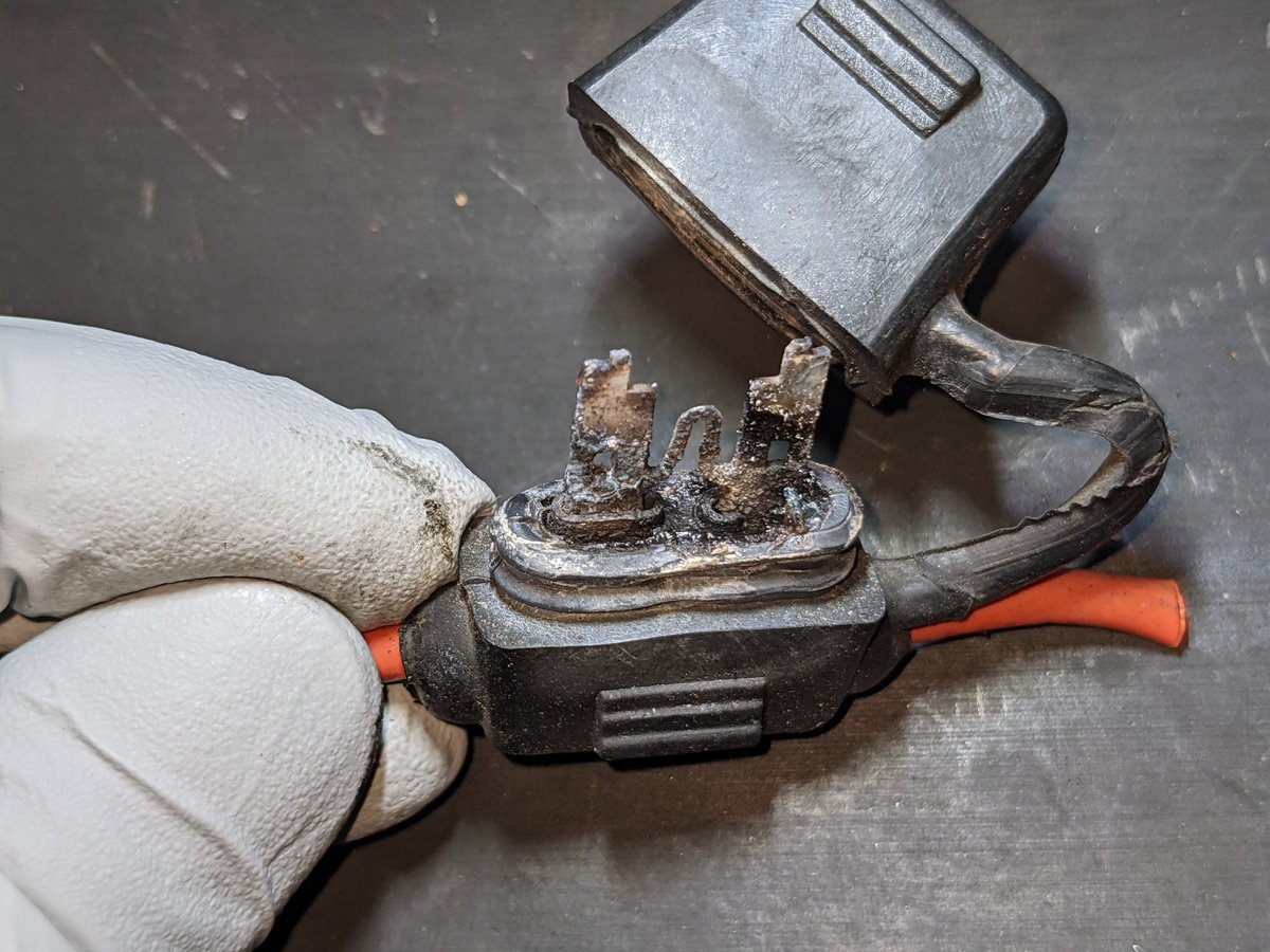 foundthefault's tweet photo. My fog lights stopped working. Visual inspection of the fuse shows uhh... https://t.co/xdRwvT52H6