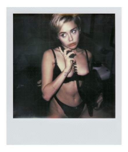 NudeCelebsArchi's tweet photo. Miley Cyrus - V Magazine #93 (2015) https://t.co/gRV9NGR1GK
