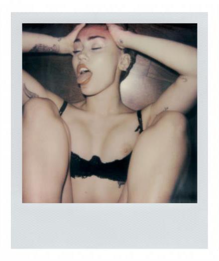 NudeCelebsArchi's tweet photo. Miley Cyrus - V Magazine #93 (2015) https://t.co/gRV9NGR1GK