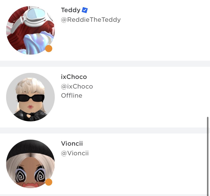 maddyluv17's tweet photo. Omg look at all the devs online!! (Maybe working on the new update🫢🫢?)#royaleween #royalehighupdate #royaleween2022 #royalehigh #halloween https://t.co/pFbBvWhqhb