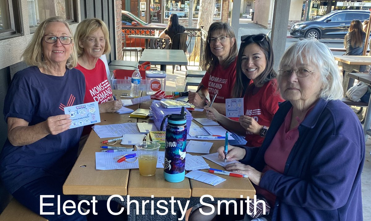 These @MomsDemand volunteers spent this #WeekendOfAction writing postcards for Gun Sense Candidate @ChristySmith. 
#MomsAreEverywhere