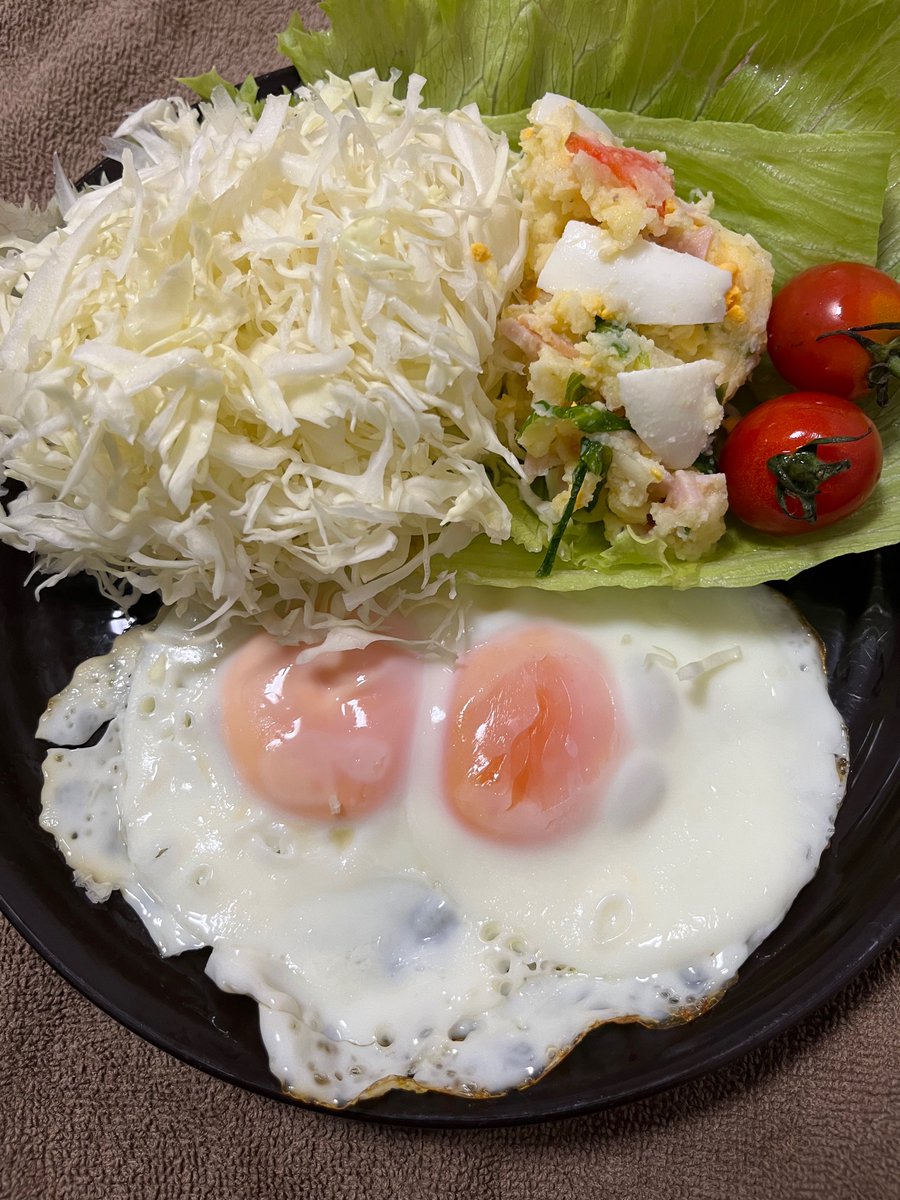 皆さま、お疲れ様です🙇‍♂️✨ 今夜は…目玉焼きが恋しくなり🍳 ・目玉焼き🍳 ・手作りポテサラ🥗 ・キャベツ千切り🥬 シンプルが一番ですね😋✨ 今日も…お付き合い頂き、 誠に有難う御座いました🌃🌙✨👼💤