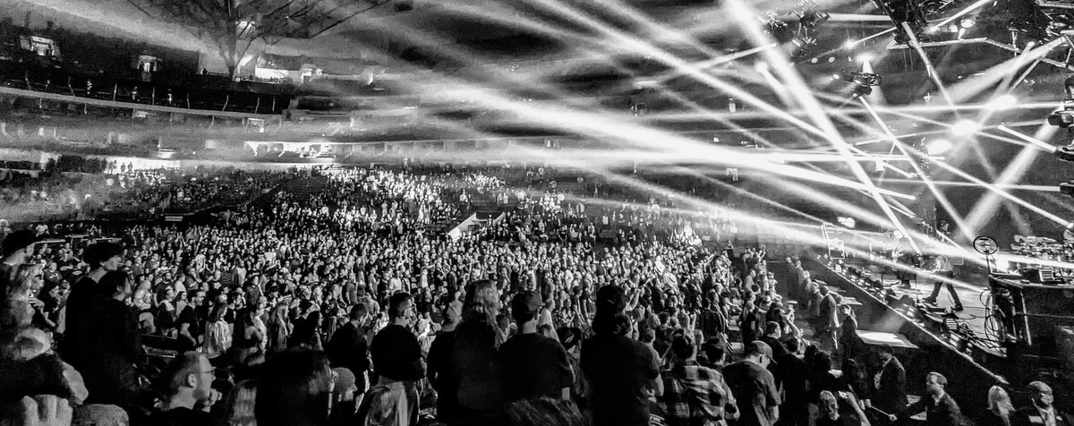 RockPhotoChick's tweet photo. A flurry of sound and light.
@SmashingPumpkin kicking things off tonight. Which city are you thinking of catching the show in? https://t.co/HRVzoEmeIV