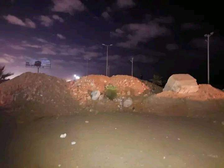 AMAboud6's tweet photo. عدد من أهالي #تاجوراء يغلقون طريق الشط بسبب رفضهم استمرار تخصيص #الدبيبة أراض في المنطقة لسفارات #الإمارات ودول أخرى..
وقد تتطور الأوضاع وإستعمال القوة العسكرية في حال لم يتراجع الدبيبة عن قراره https://t.co/oawN1JffZS