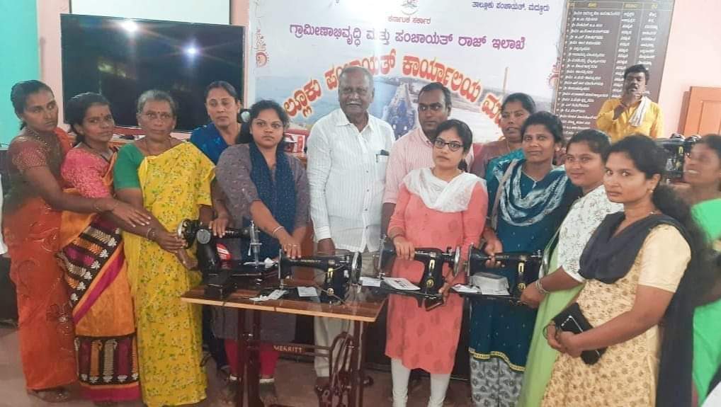 JDs_Yuvapade's tweet photo. ನಿನ್ನೆ ಪಟ್ಟಣದ ತಾಲೂಕು ಪಂಚಾಯತ್ ಕಾರ್ಯಾಲಯದಲ್ಲಿ ಆಯೋಜಿಸಲಾಗಿದ್ದ ಕ್ಷೇತ್ರದ ವ್ಯಾಪ್ತಿಯ 62 ಫಲಾನುಭವಿ ಮಹಿಳೆಯರಿಗೆ ಉಚಿತವಾಗಿ ಹೊಲಿಗೆ ಯಂತ್ರಗಳನ್ನು ಮದ್ದೂರು ವಿಧಾನಸಭಾ ಕ್ಷೇತ್ರ ಜನಪ್ರಿಯ ಶಾಸಕರಾದ ಡಿ.ಸಿ ತಮ್ಮಣ್ಣನವರು ವಿತರಿಸಿದರು.

#dcthammanna #ಮದ್ದೂರು #ಮಂಡ್ಯ https://t.co/wlNzTXwt6Q