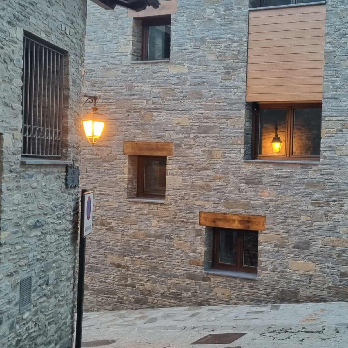 jecbosch14's tweet photo. Bon dilluns!
Bonic efecte dels fanals assenyalant el camí cap a la feina 😉
#bondia #bondilluns #fanals #llum #lamassana #andorra #andorrabloggers https://t.co/jPKYvCLorZ
