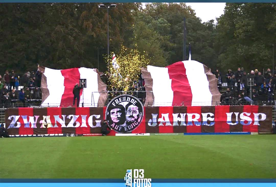 kurvenhelden's tweet photo. #SVBSVL 🔵⚪️ „Zwanzig Jahre USP“ #Choreo vom #Filmstadtinferno des #SVBabelsberg03 gegen den SV #Lichtenberg 📸 @03fotosde #babelsberg03 #fcsp #ultrasanktpauli #fi99 https://t.co/8mOSpKHu2b