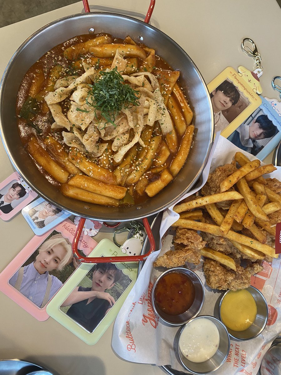 📍연남 불떡클럽

요즘 핫한 먹시태그 맛집 쭈고 해봤는데
떡볶이 넘넘 맛있었어요😻 치킨도 바삭해서 쭈았어요 근데 떡볶이랑 치킨 두명이서 먹으면 좀 많구 세명이서 먹으면 적당할 것 같아요! 

#정한아_마니머거여ㅎㅎ
#조슈아_먹어보슈아
#캐럿들_여기_캐맛있어